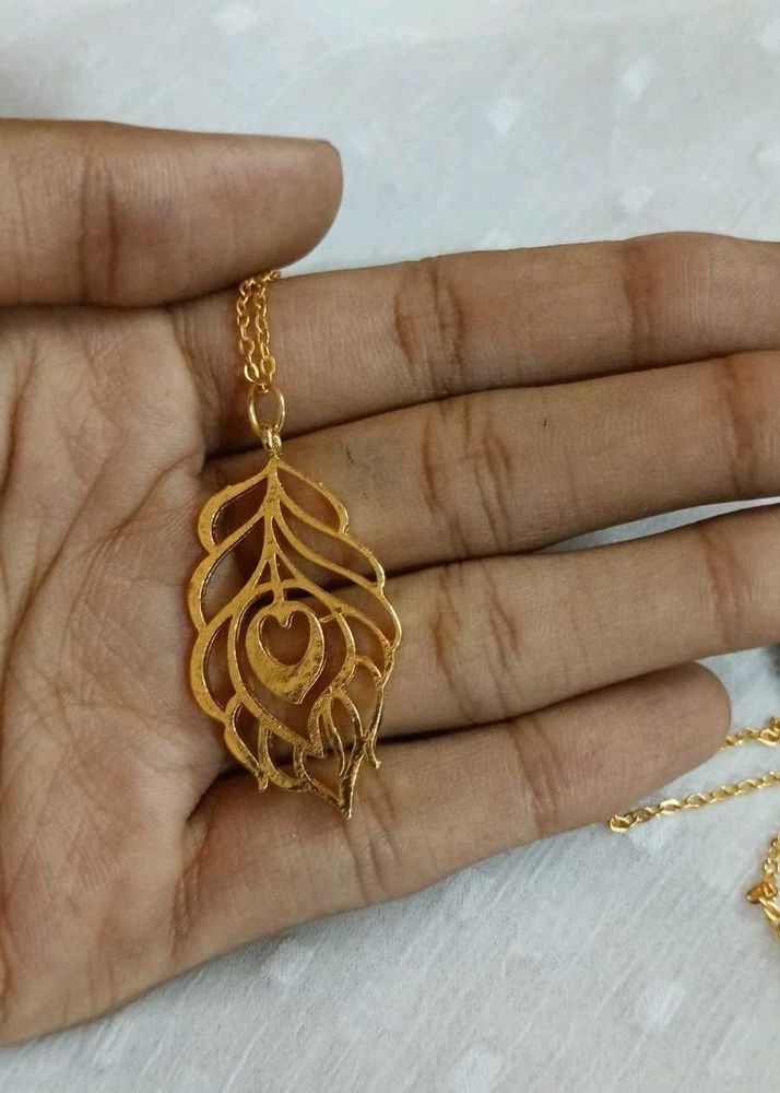 Elegant Gold Peacock Feather Pendant Necklace