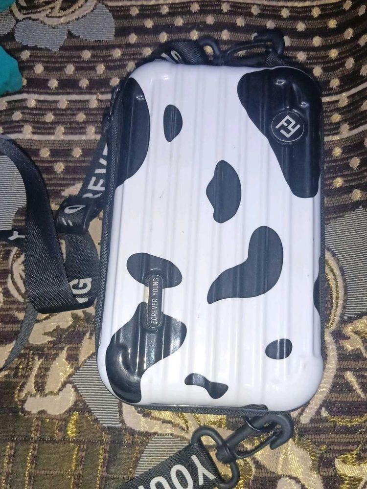 a sling bad in black or white colour