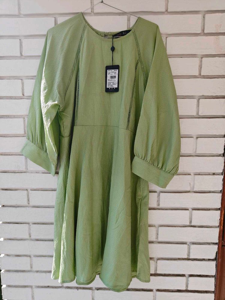 Chic Green A-Line Dress with Puff Sleeves