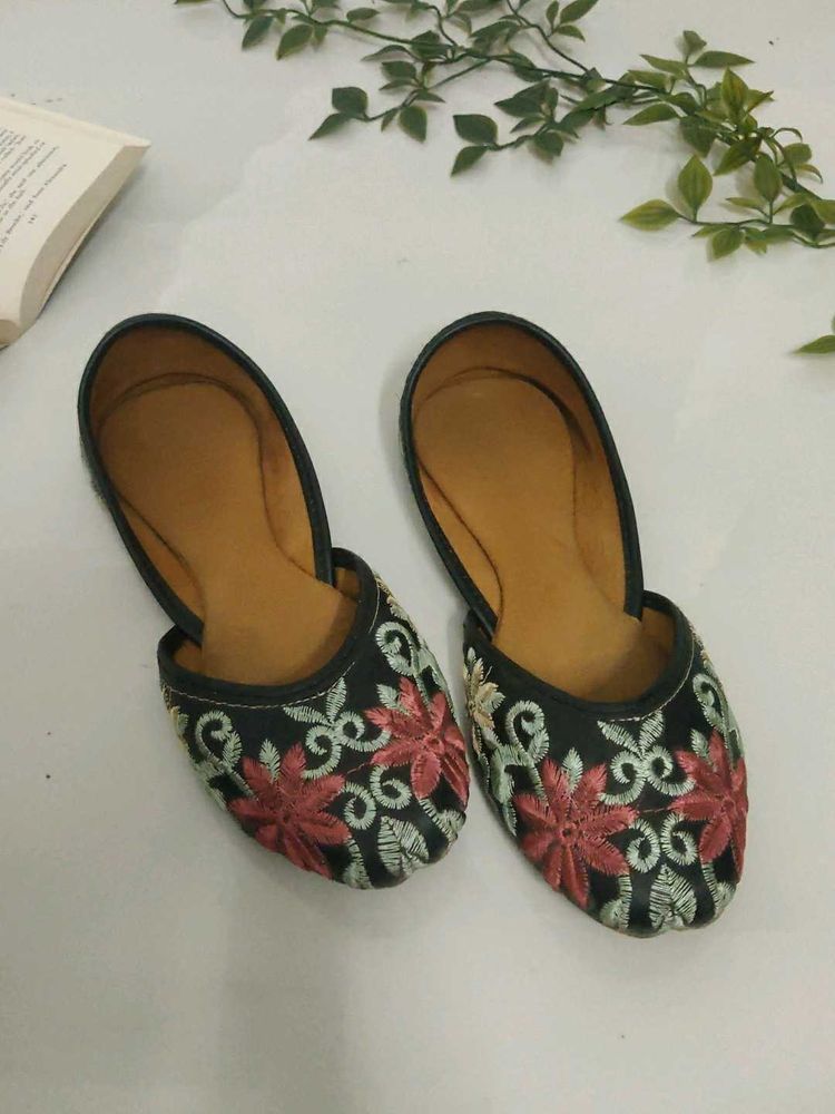 Embroidered Black Juttis🌸🌿✨