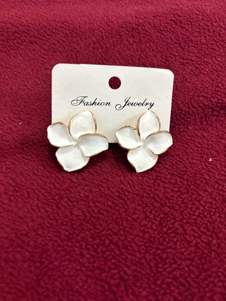 Elegant White Flower Stud Earrings