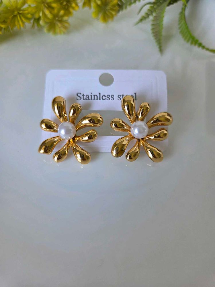 Elegant Gold Flower Pearl Earrings