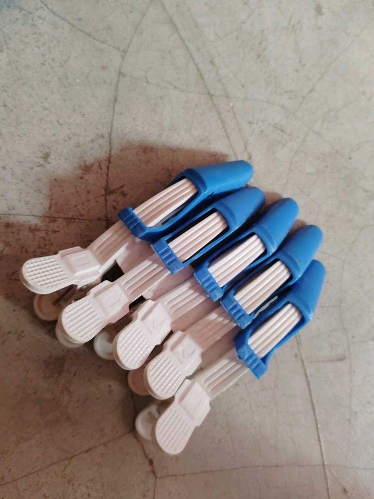 5 pc Of aligator clip for salon