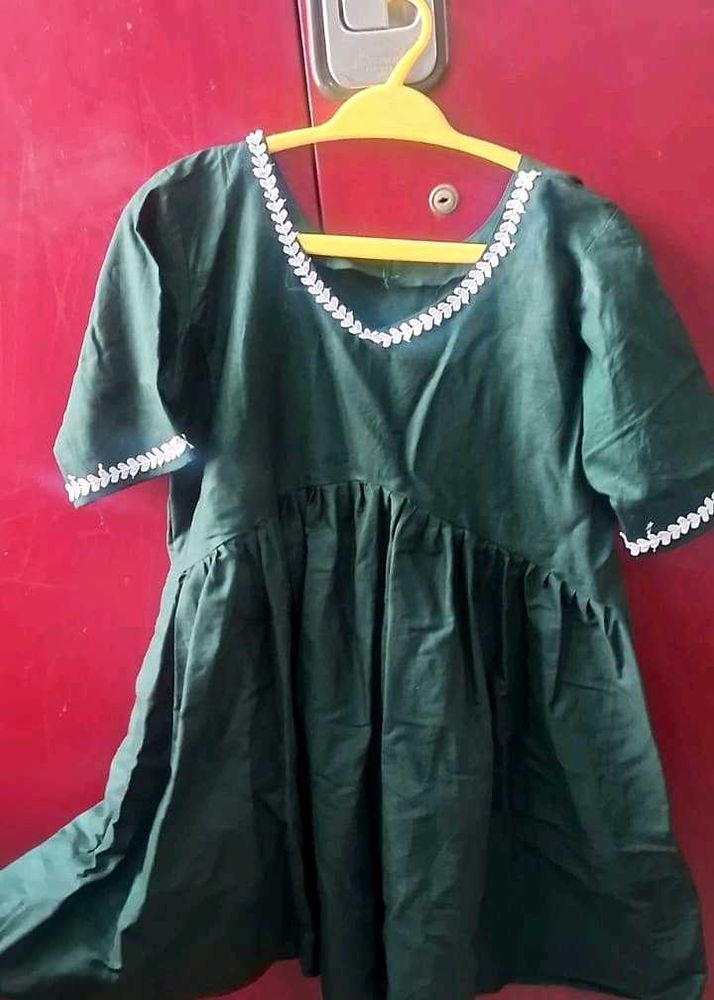 Elegant Green Kurta with White Embellishment