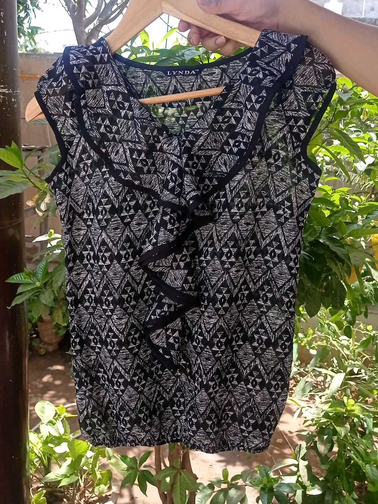Stylish Black &amp; White Geometric Print Top