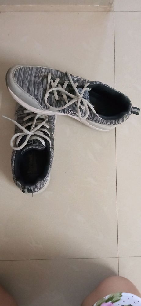 Shoes size 6