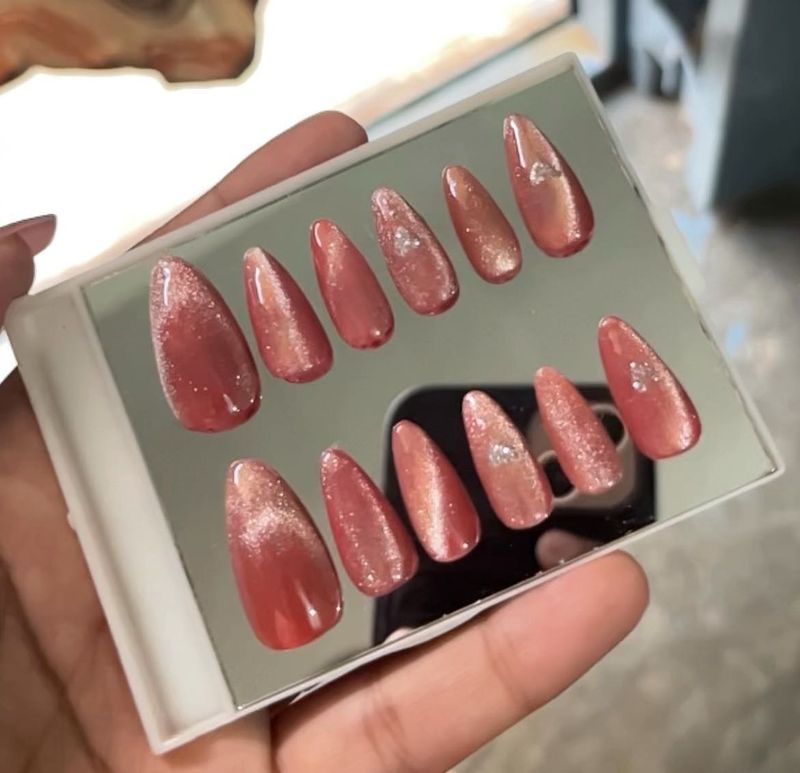 Glamorous Cat Eye Press-On Nails