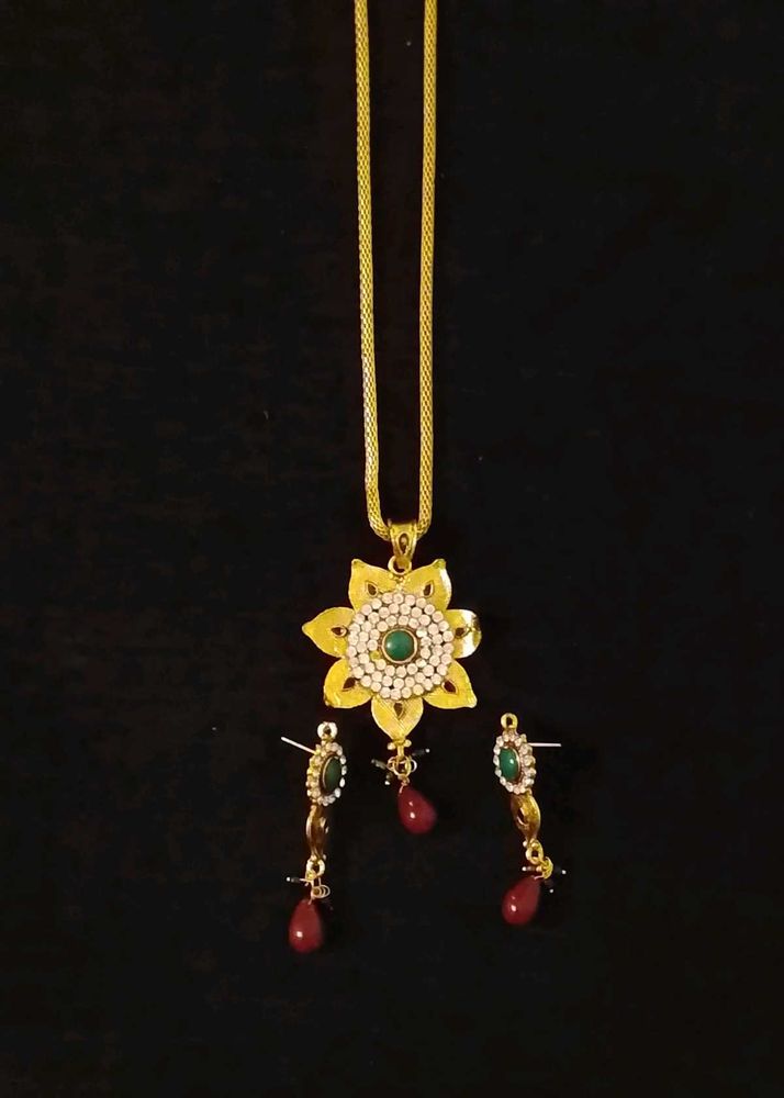 Stunning Floral Pendant &amp; Earring Set