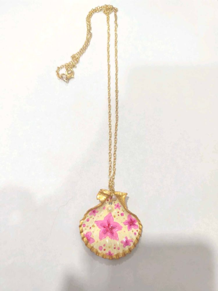 Floral Seashell Pendant Necklace