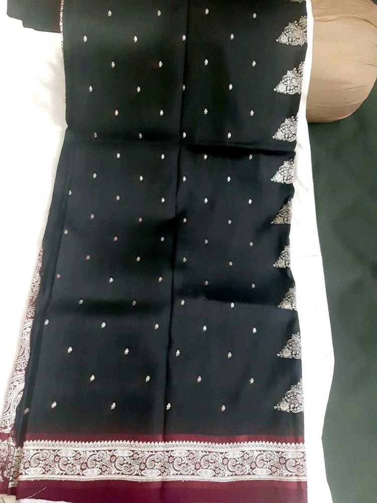 Elegant Black Saree with Intricate Borders