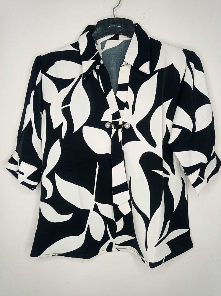 Chic Black &amp; White Leaf Print Top