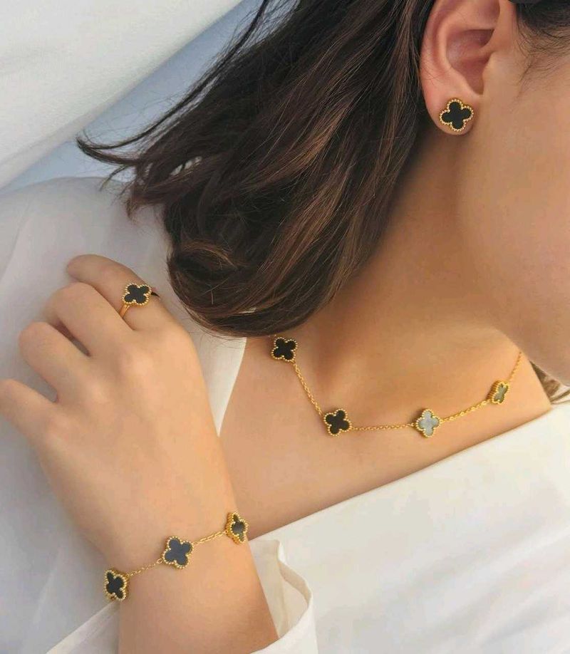 Elegant Clover Jewelry Set