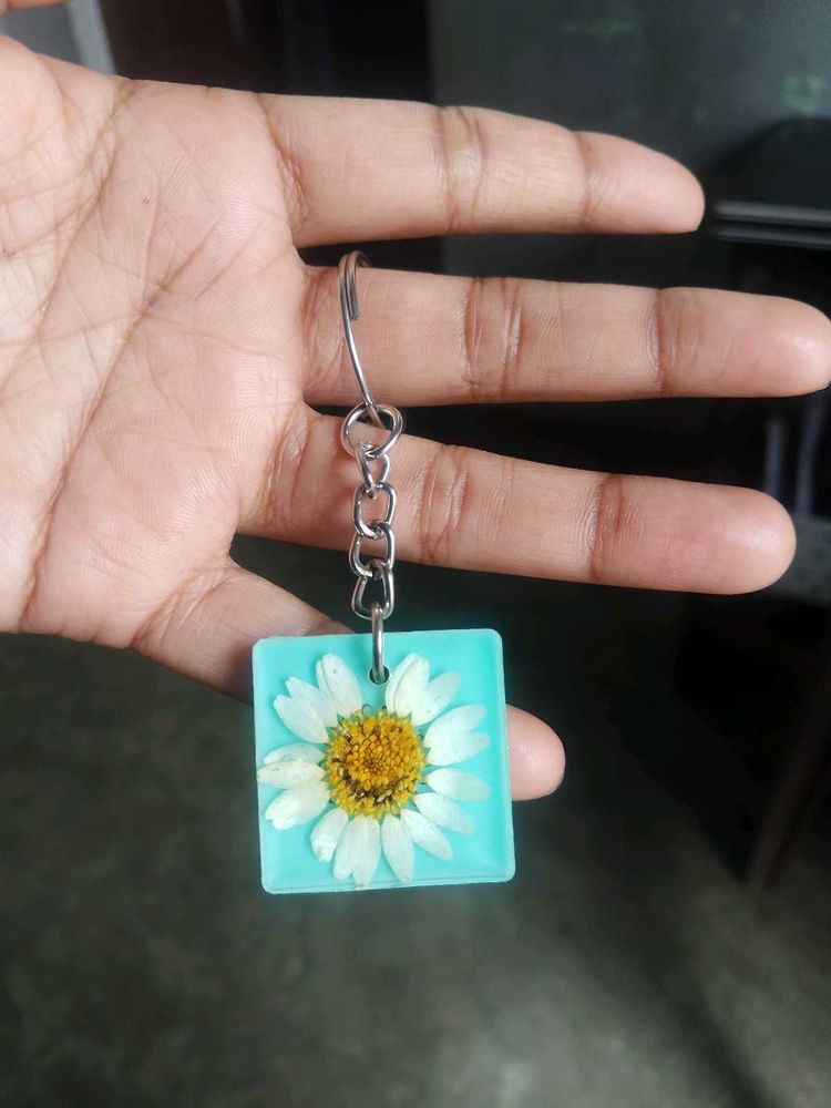 Daisy Resin Keychain