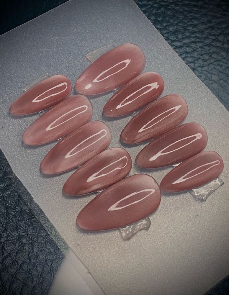 Elegant Rose Gold Cat Eye Press-On Nails