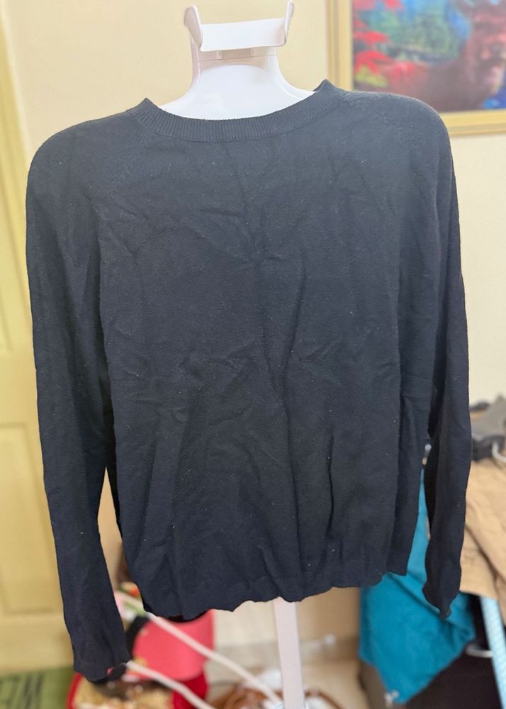 black woolen top .