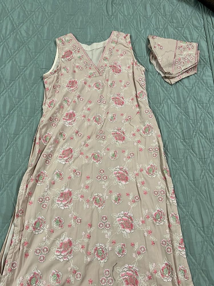 Elegant Floral Embroidered Kurta Set