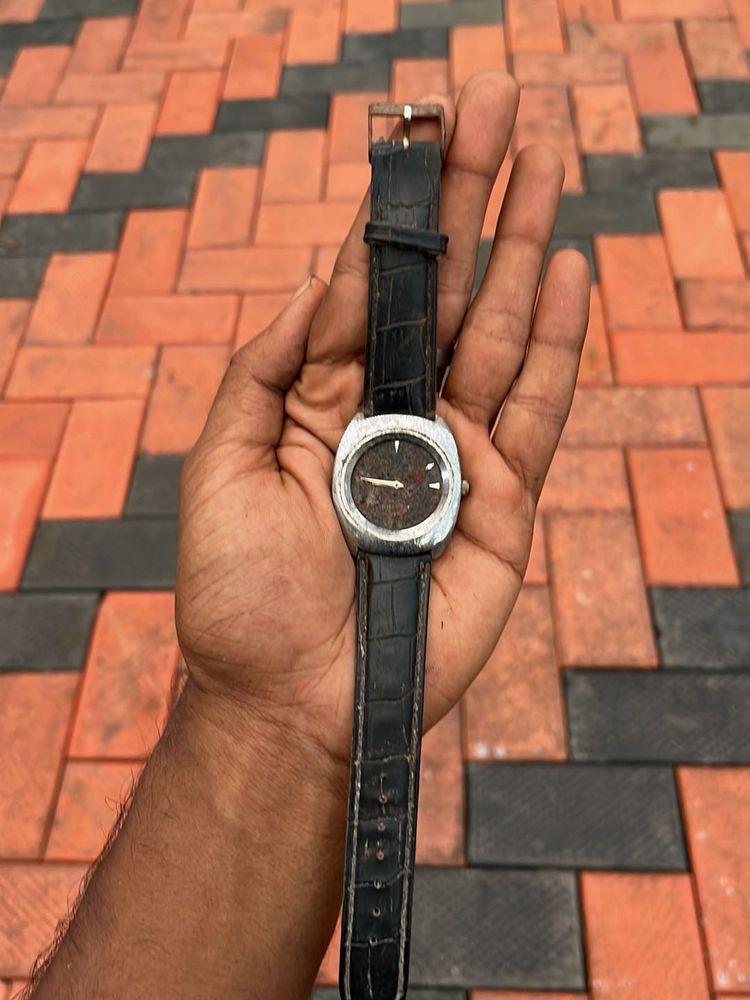 Classic Men's Watch with Leather Strap