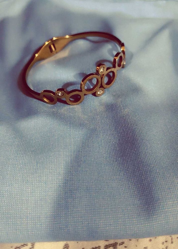Elegant Circle Link Bracelet with Crystals