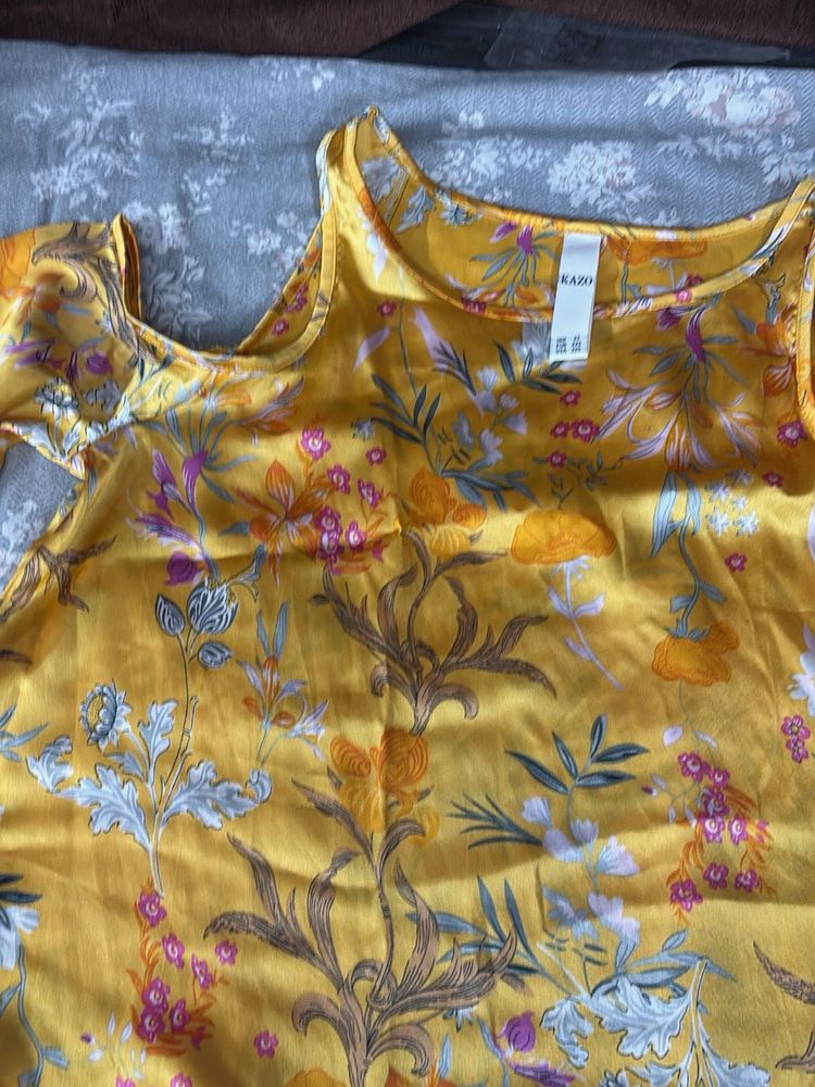 xs size Chic Yellow Floral Cold Shoulder Top