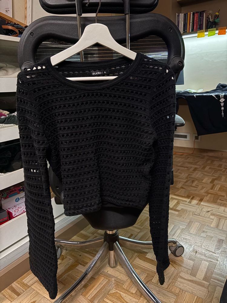 Chic Black Cropped Sweater