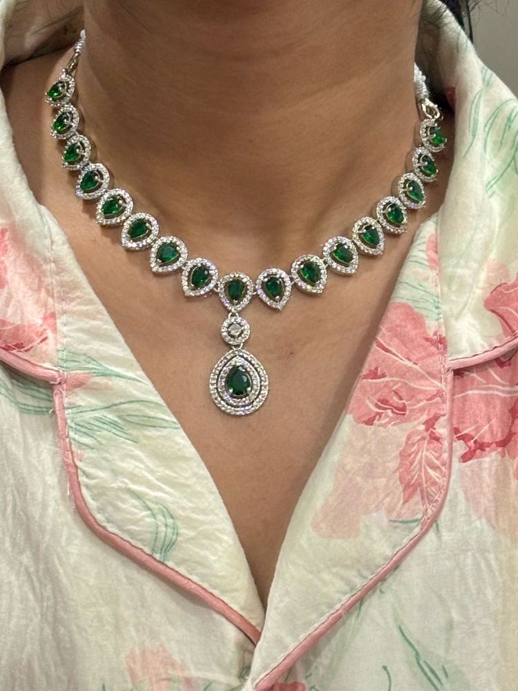 Elegant Emerald &amp; Diamond Necklace Set