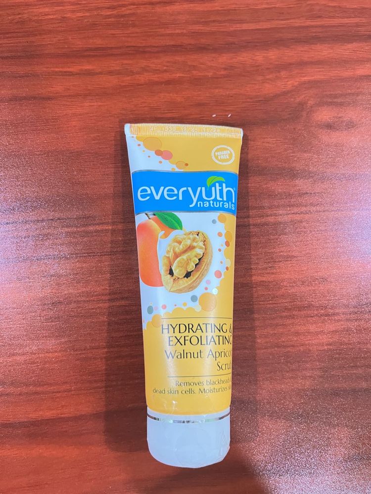 Everyuth Naturals Walnut Apricot Scrub