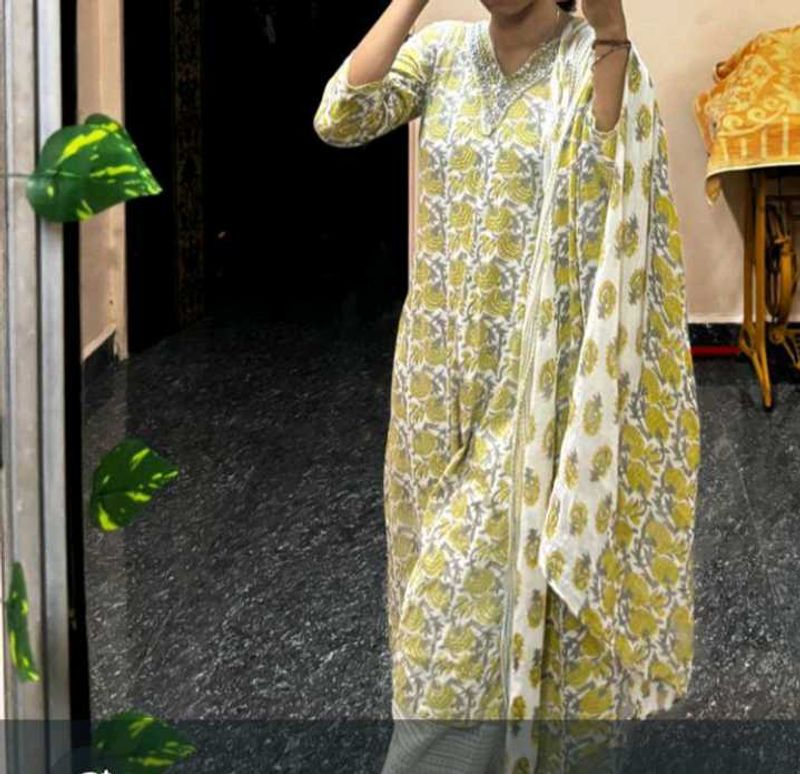 Elegant Floral Print Kurta Set