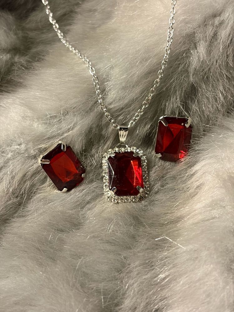Elegant Emerald Necklace &amp; Earrings Set