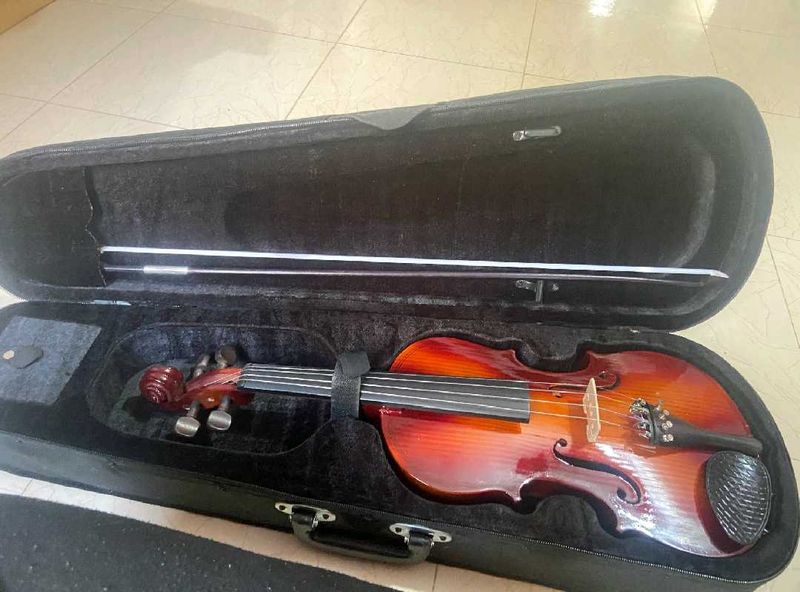 Classic Violin with Case and Bow