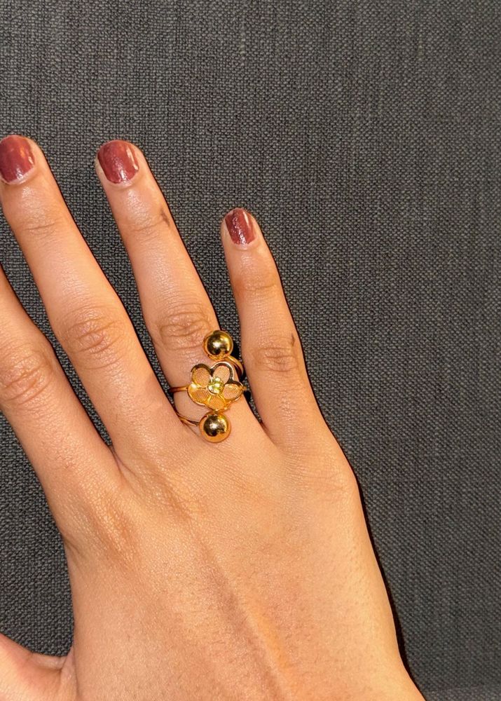 Elegant Gold Flower Ring