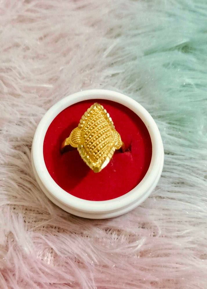 Brand new Elegant Gold Tone Marquise Ring