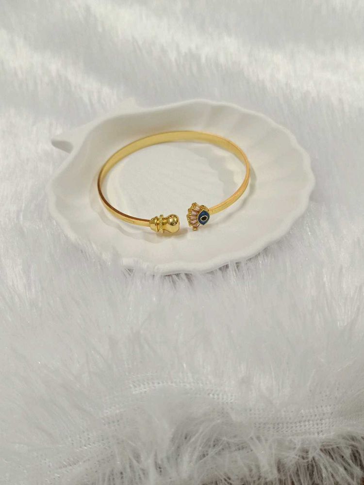 Elegant Gold-Tone Bangle Bracelet