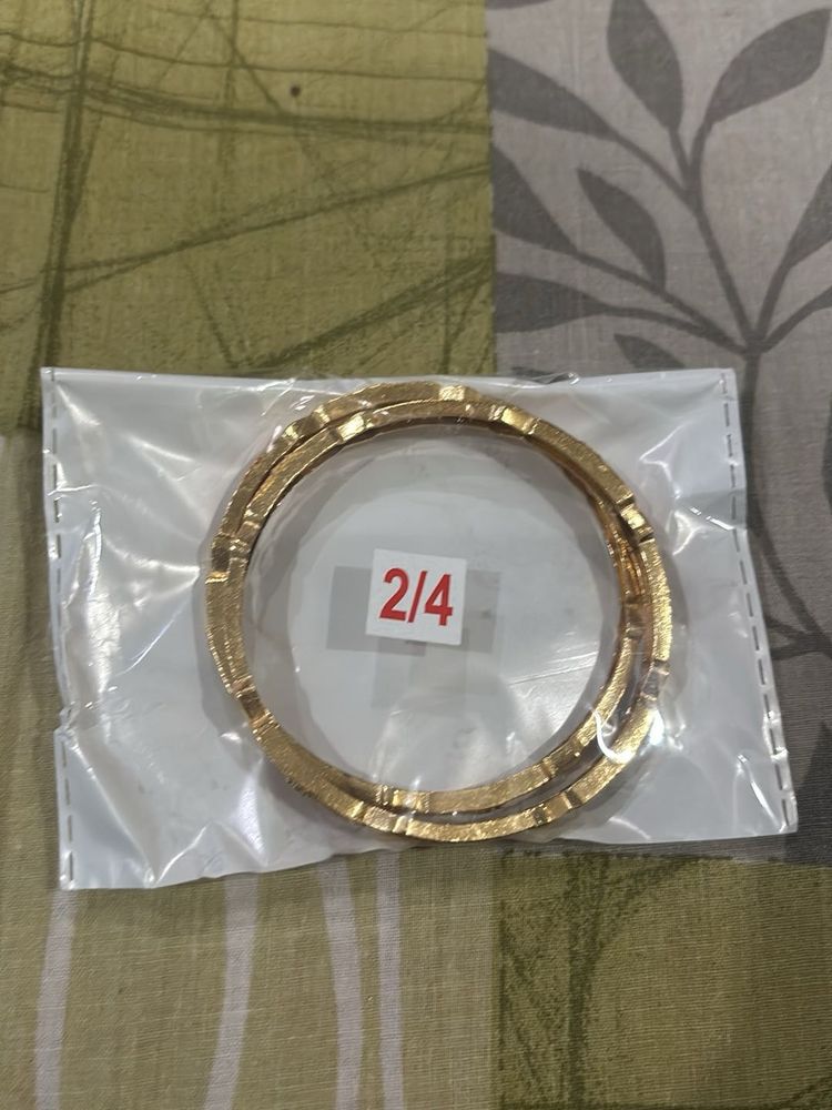 gold-tone bangle/bracelet set with a delicate, tra