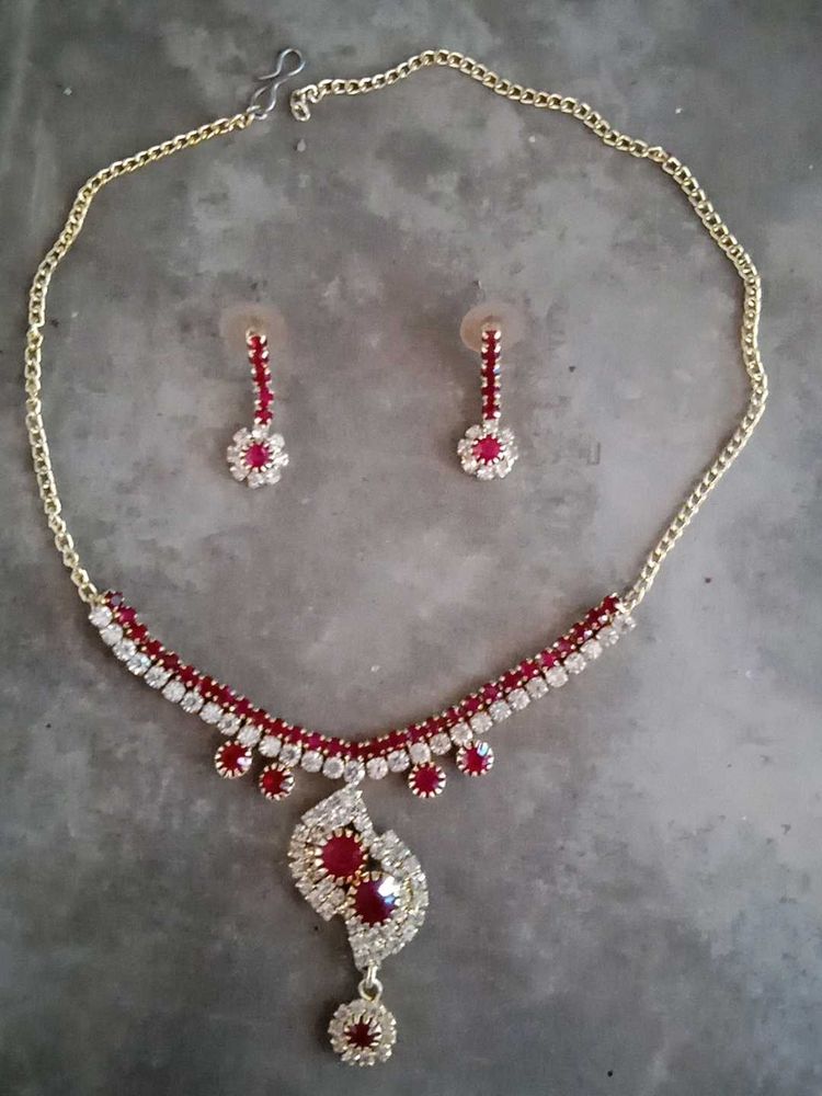 Elegant Red &amp; White Stone Necklace Set