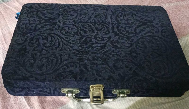 Elegant storage organiser