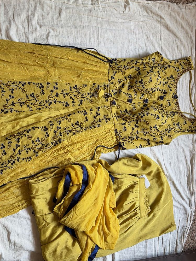 Green Kurta Set with Blue Accents