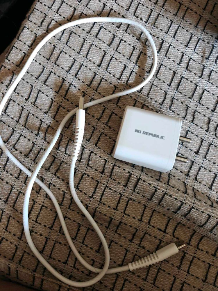 NU REPUBLIC Fast Charger