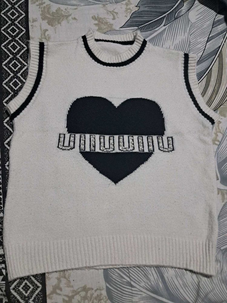 Chic Sleeveless Sweater Vest with Heart Design