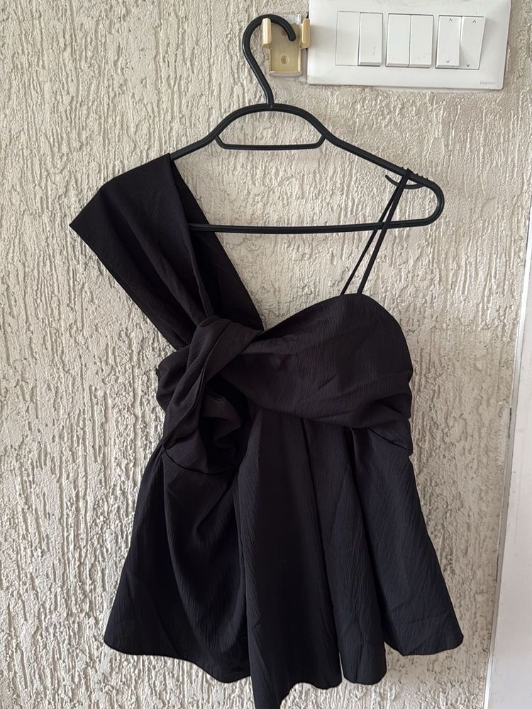 Chic Black One-Shoulder Top