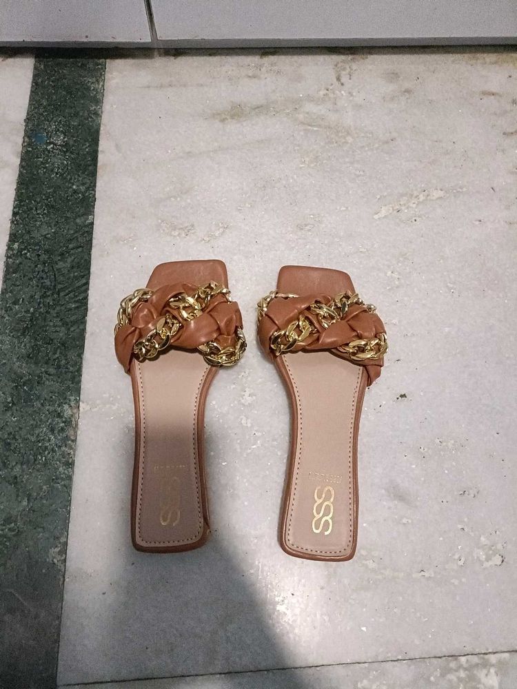 Brand new Stylish Chain Detail Flat Sandals