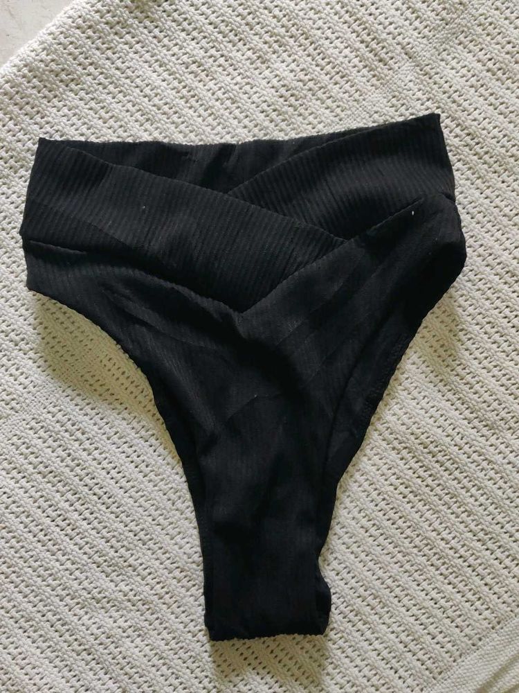 Black V-Cut Ribbed Thong