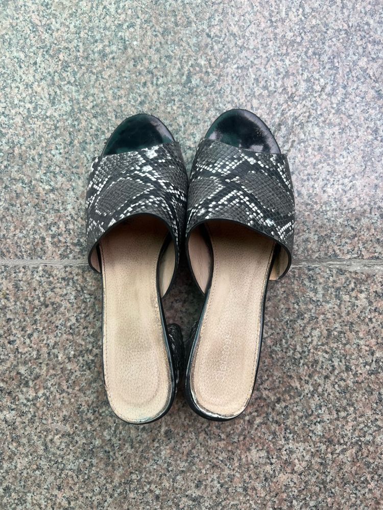 Stylish Snakeskin Slide Sandals
