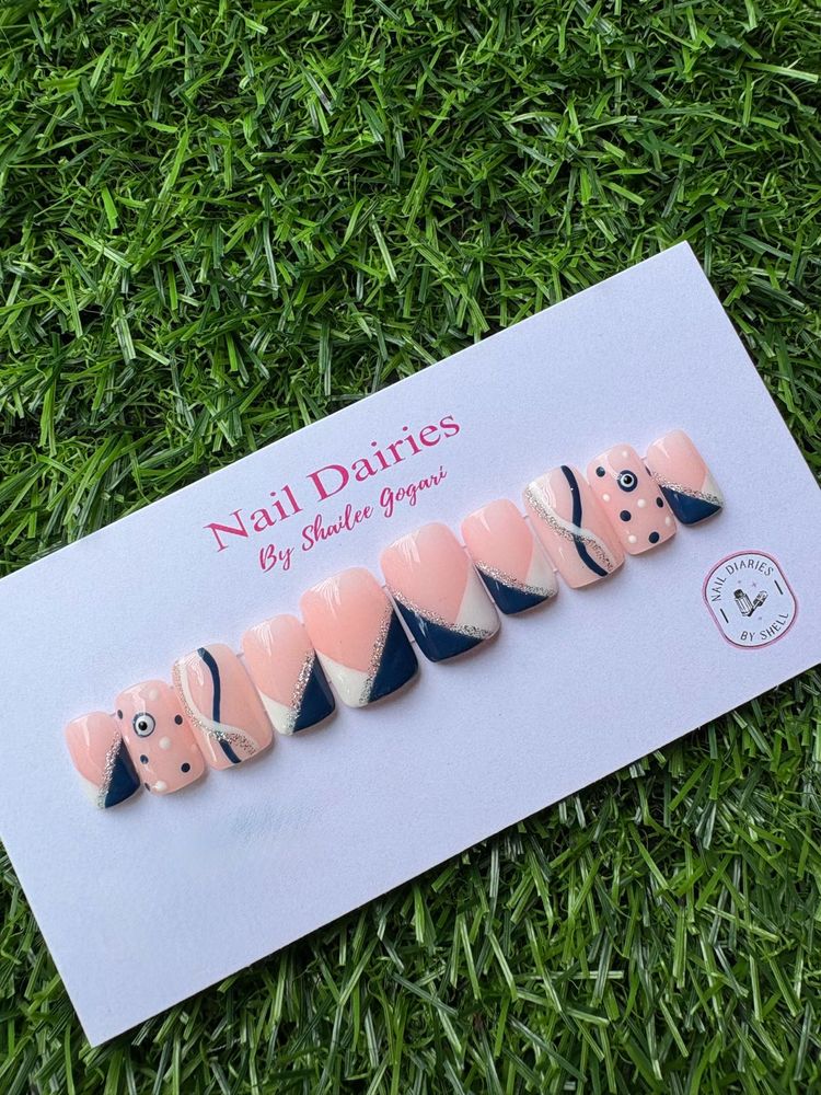 Chic Press-On Nail Set