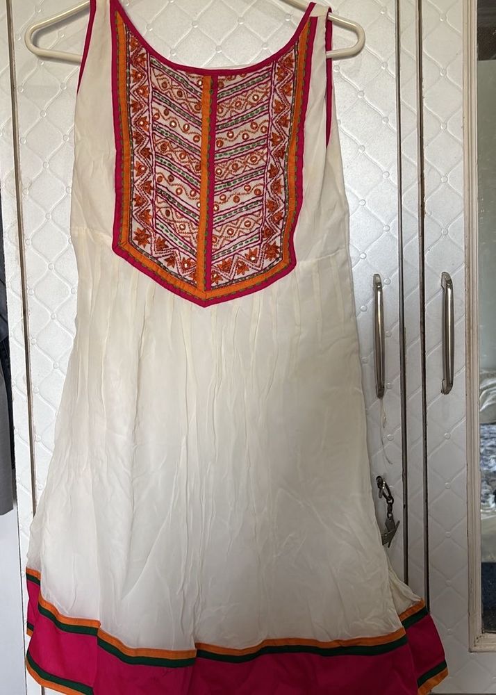 Globle Desi White Kurta with Embroidered Neckline