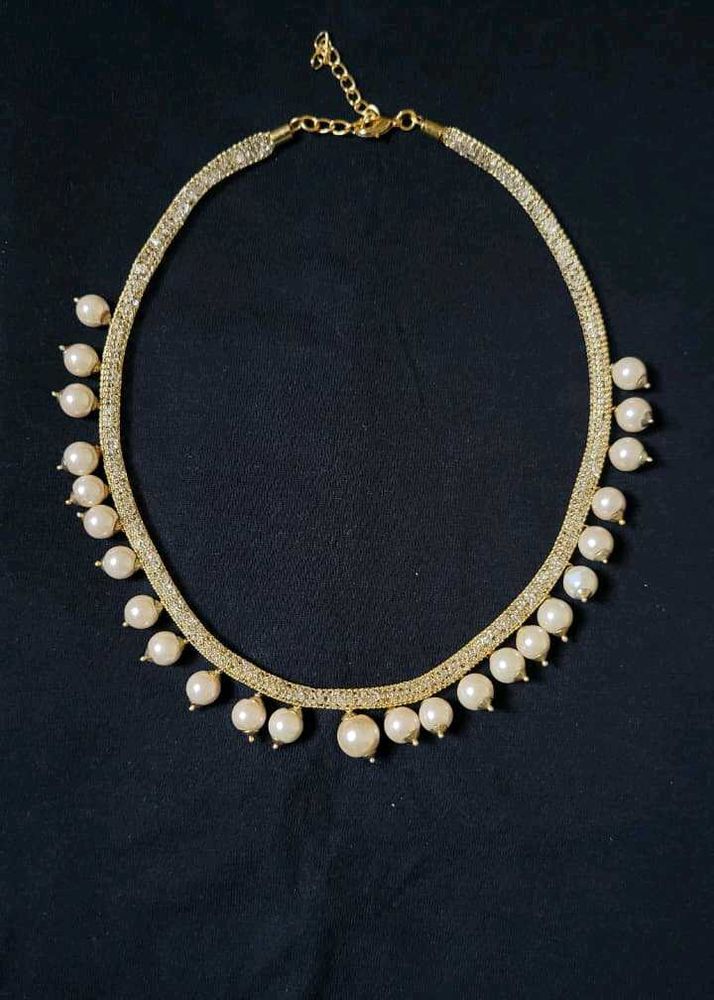 Elegant Pearl and Crystal Necklace