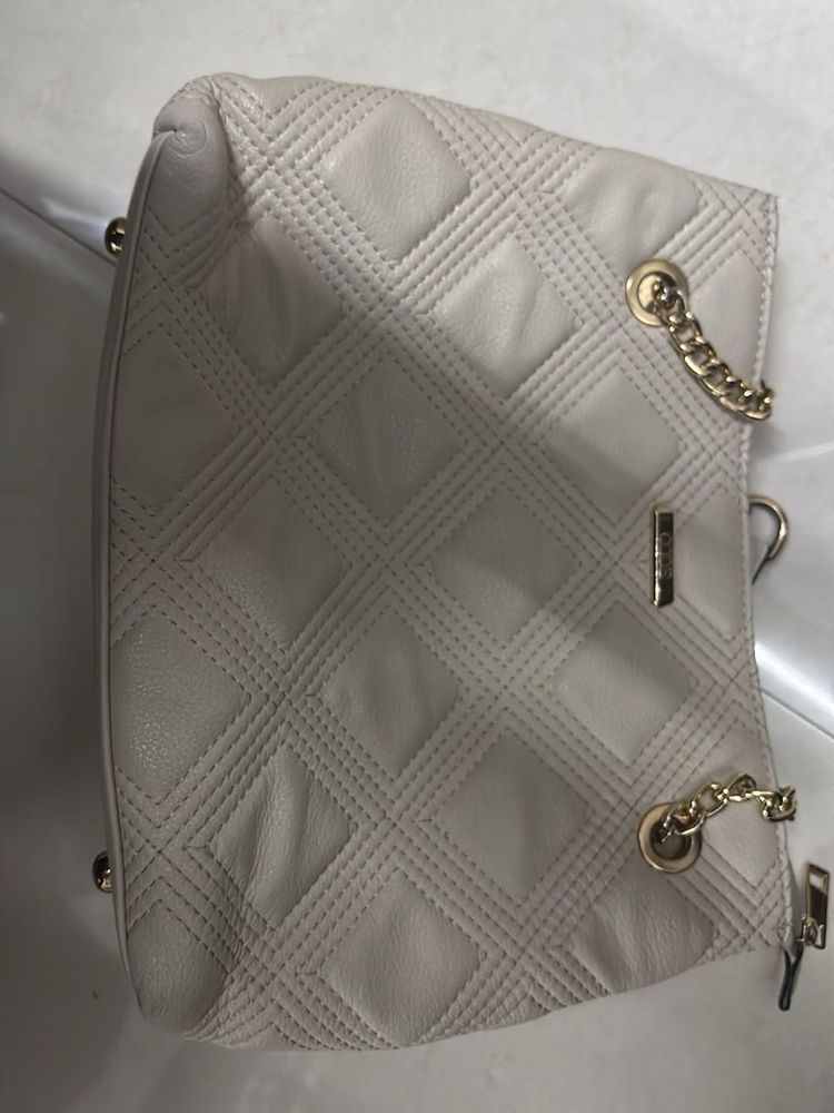 Chic Quilted White Handbag with Gold Chain