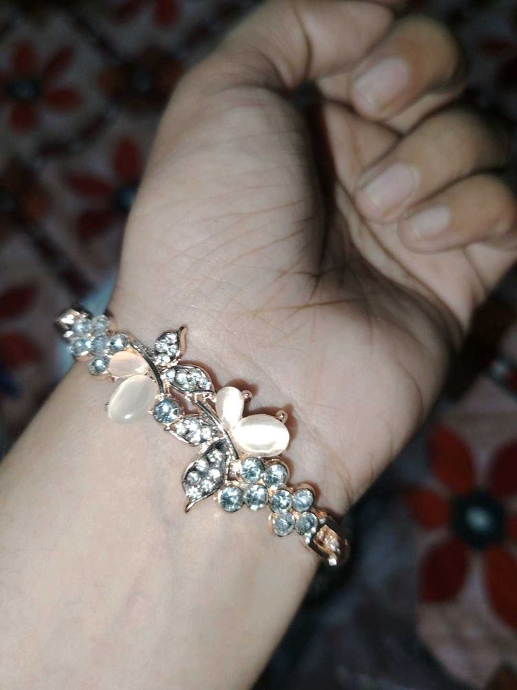 Elegant Floral Bracelet