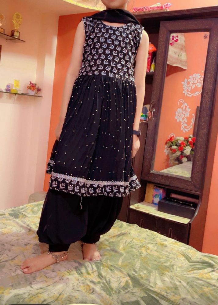 Chic Black &amp; White Sleeveless Ethnic Dress