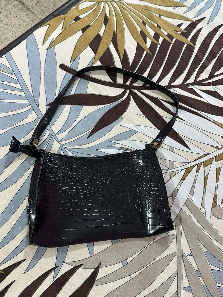 sling bag (black color)