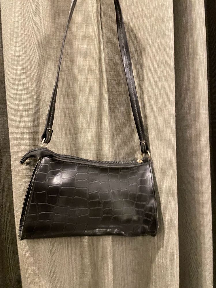 Chic Black Croc Embossed sling Bag